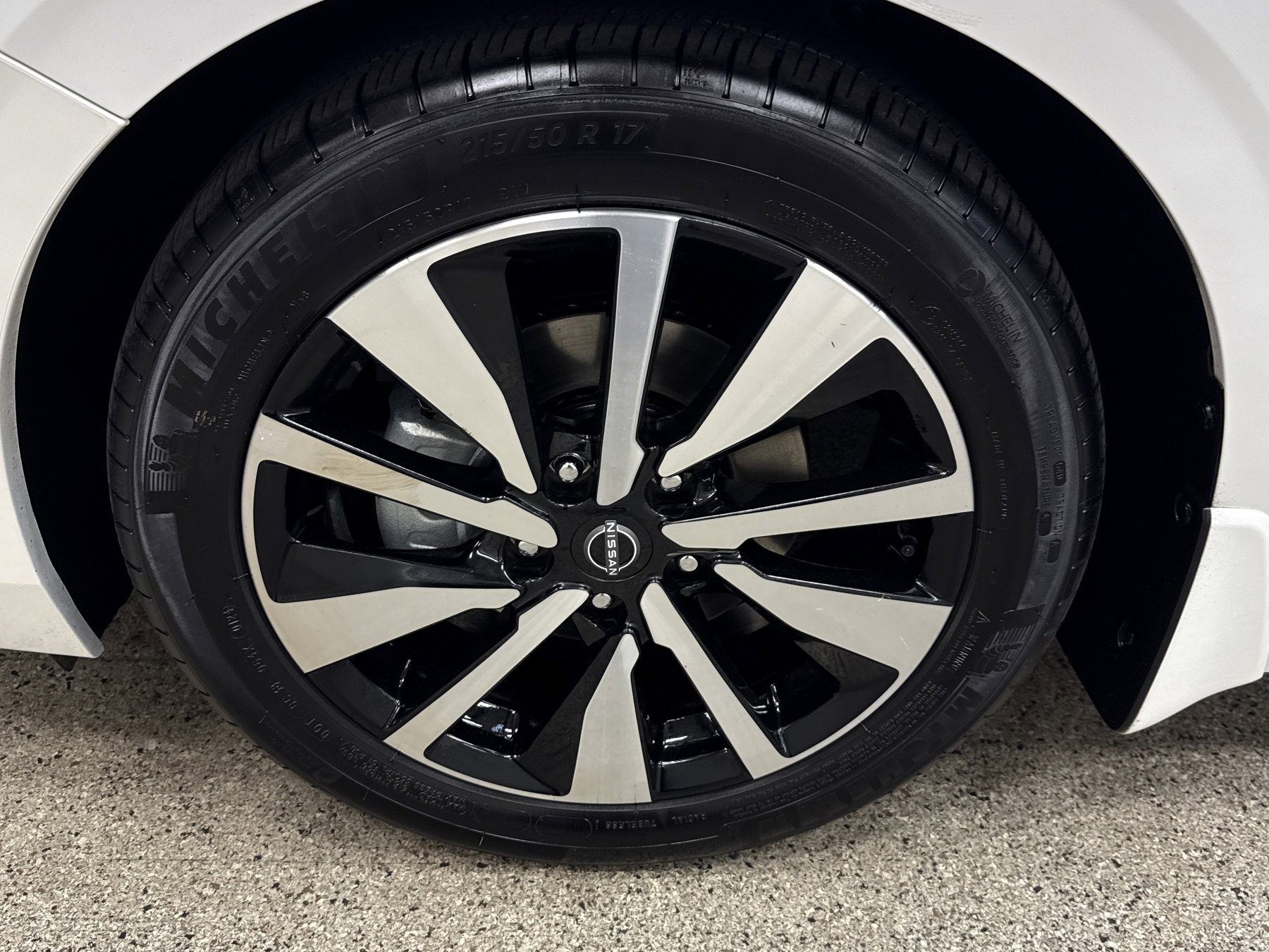 Used 2024 Nissan Sentra SV w/ SV Premium Package image 2