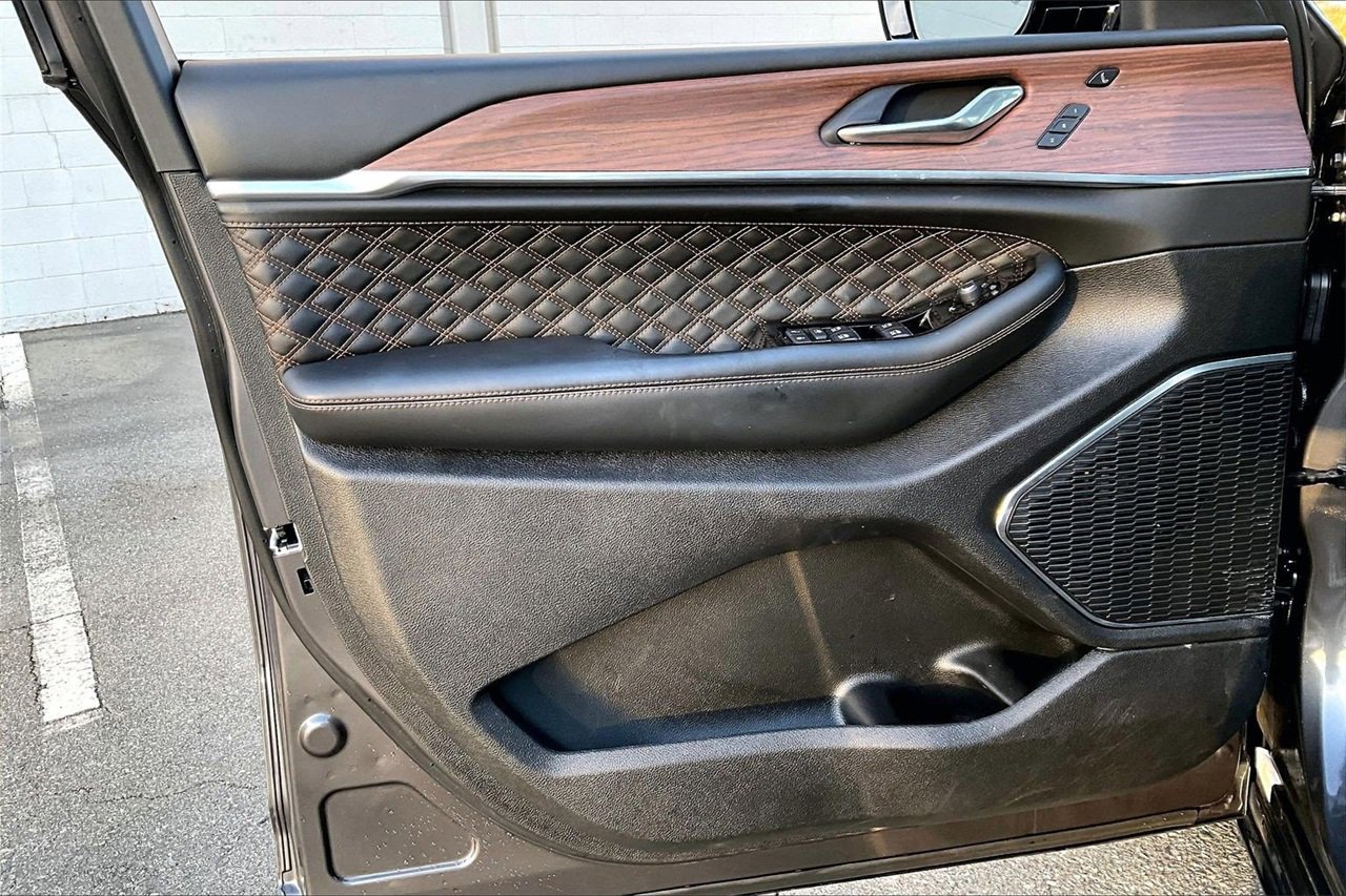 Certified 2025 Jeep Grand Cherokee Summit image 27