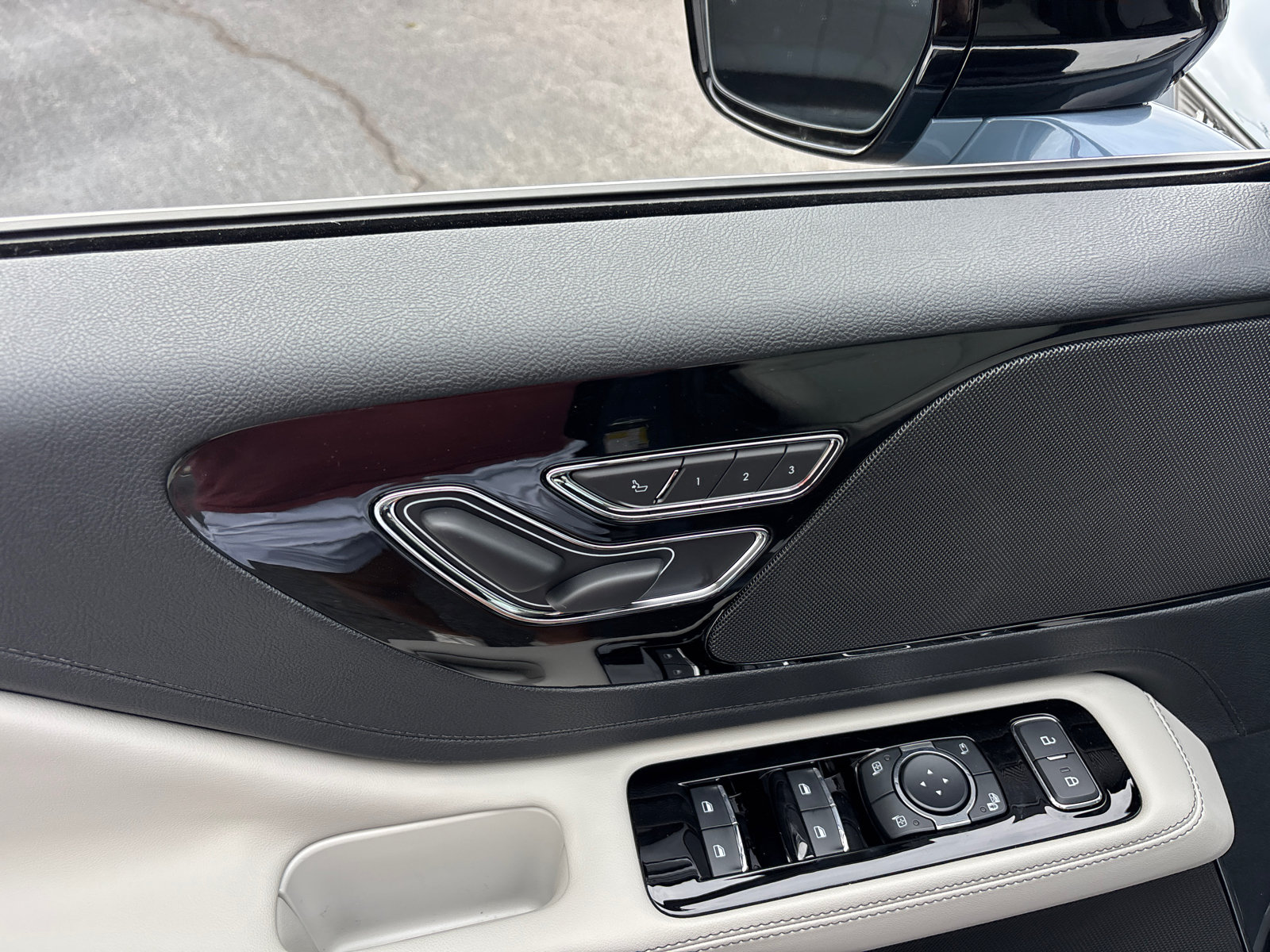 New 2026 Lincoln Aviator AWD image 12