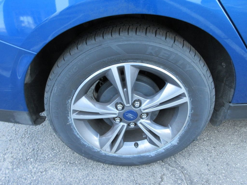 Used 2018 Ford Focus SE w/ SE Appearance Package image 9