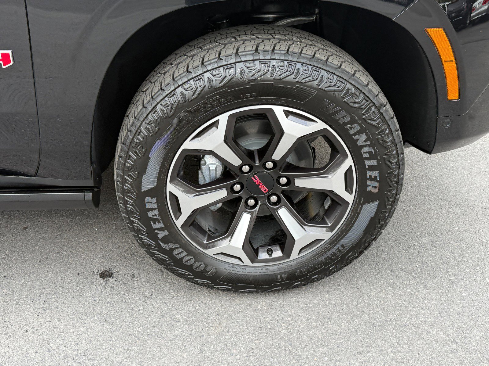 New 2026 GMC Yukon AT4 Ultimate w/ LPO, Illumination Package image 12