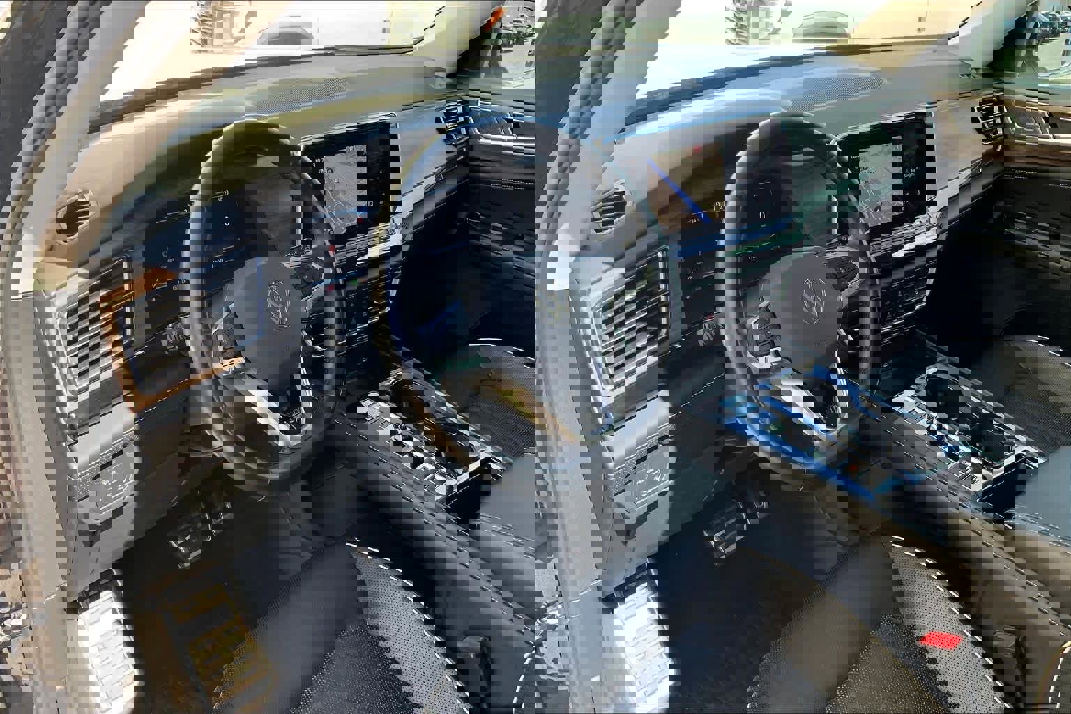 Used 2024 Volkswagen Atlas SEL Premium R-Line image 3