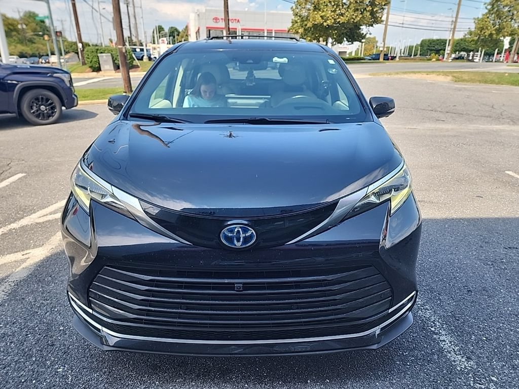 Used 2025 Toyota Sienna Platinum AWD/4WD image 2