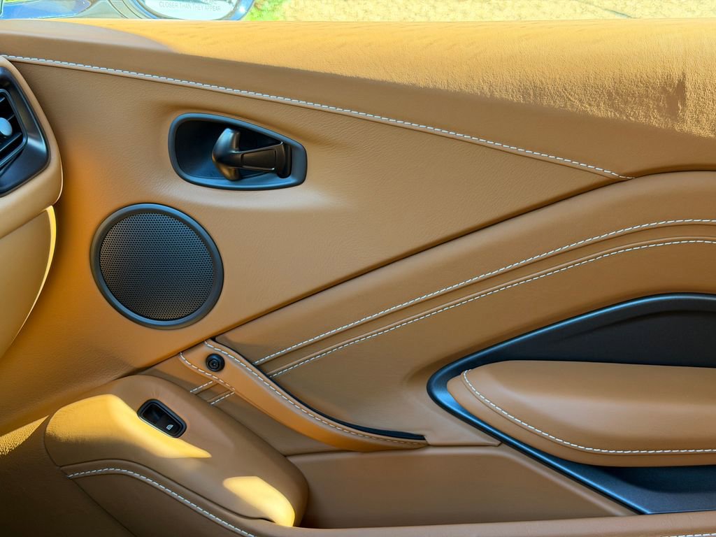 Used 2021 Aston Martin V8 Vantage Coupe image 31