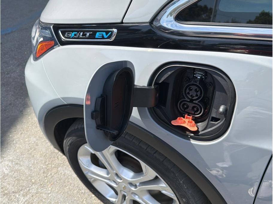 Used 2020 Chevrolet Bolt LT FWD image 26