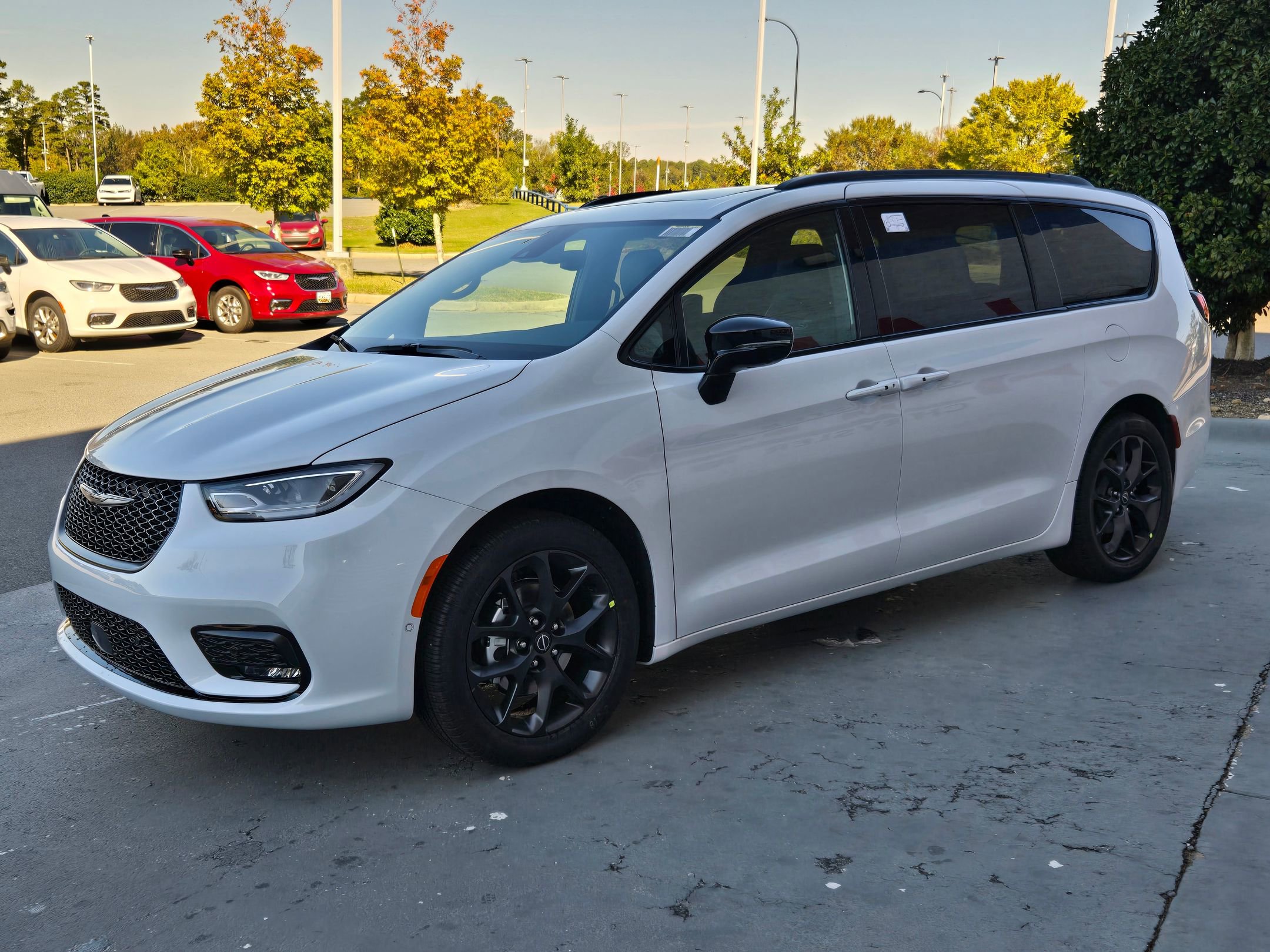 New 2026 Chrysler Pacifica Limited w/ Uconnect Theater Family Group image 3