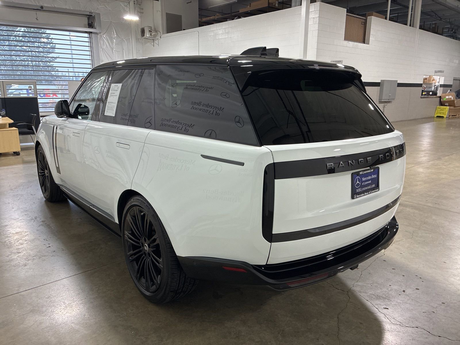 Used 2025 Land Rover Range Rover SE image 4