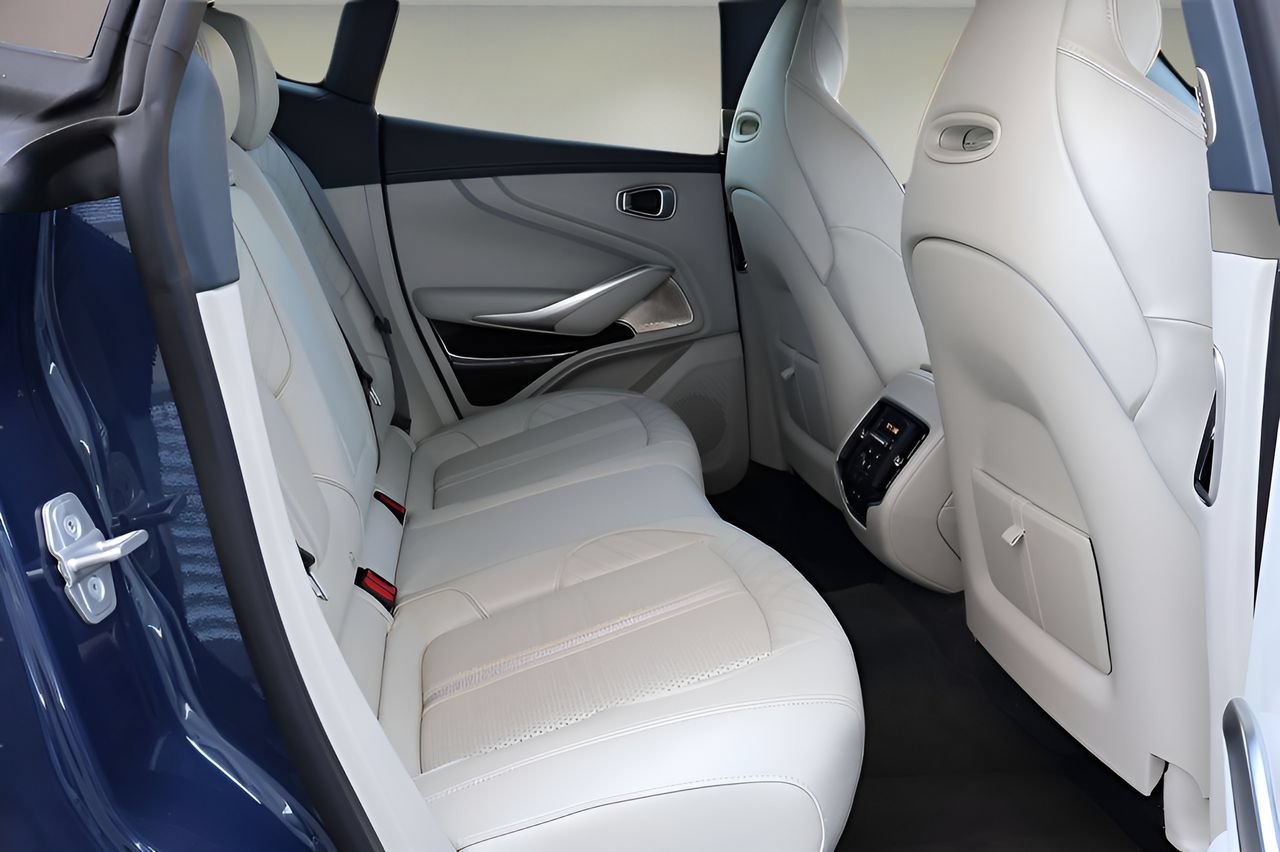 Used 2025 Aston Martin DBX 707 AWD/4WD image 19