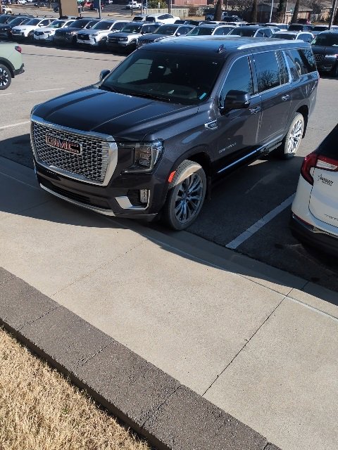 Used 2023 GMC Yukon XL Denali image 2