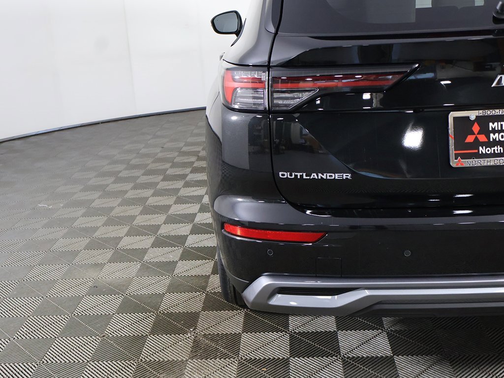 New 2025 Mitsubishi Outlander SE image 18