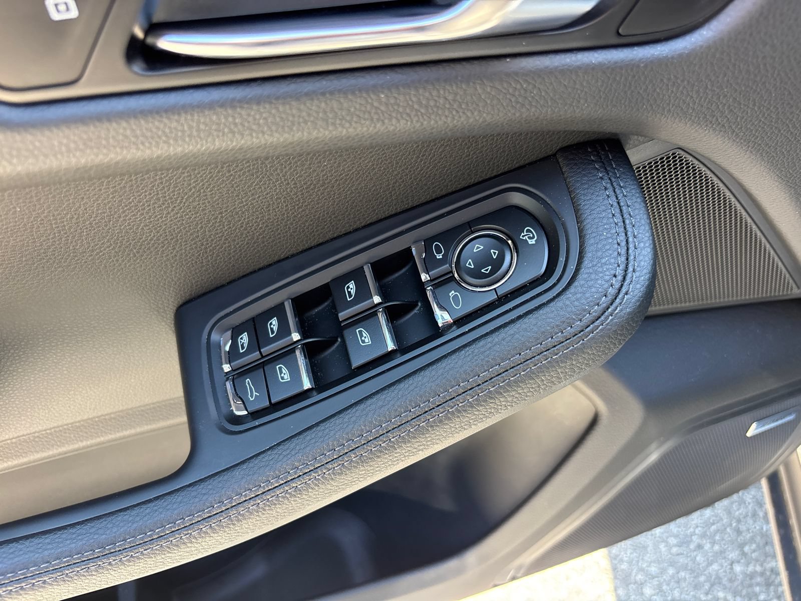 Used 2025 Porsche Macan AWD/4WD image 20