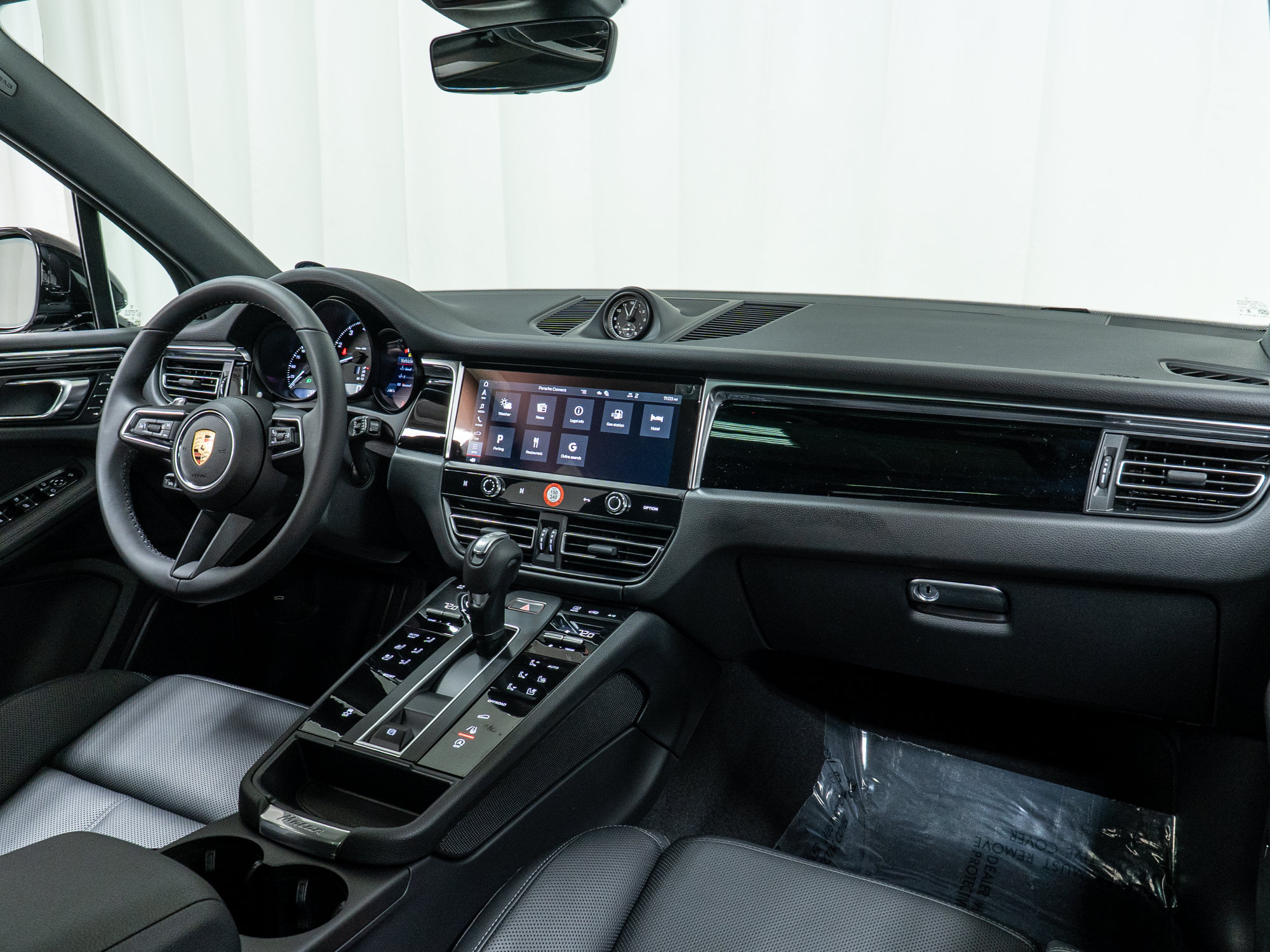Certified 2025 Porsche Macan AWD/4WD image 17