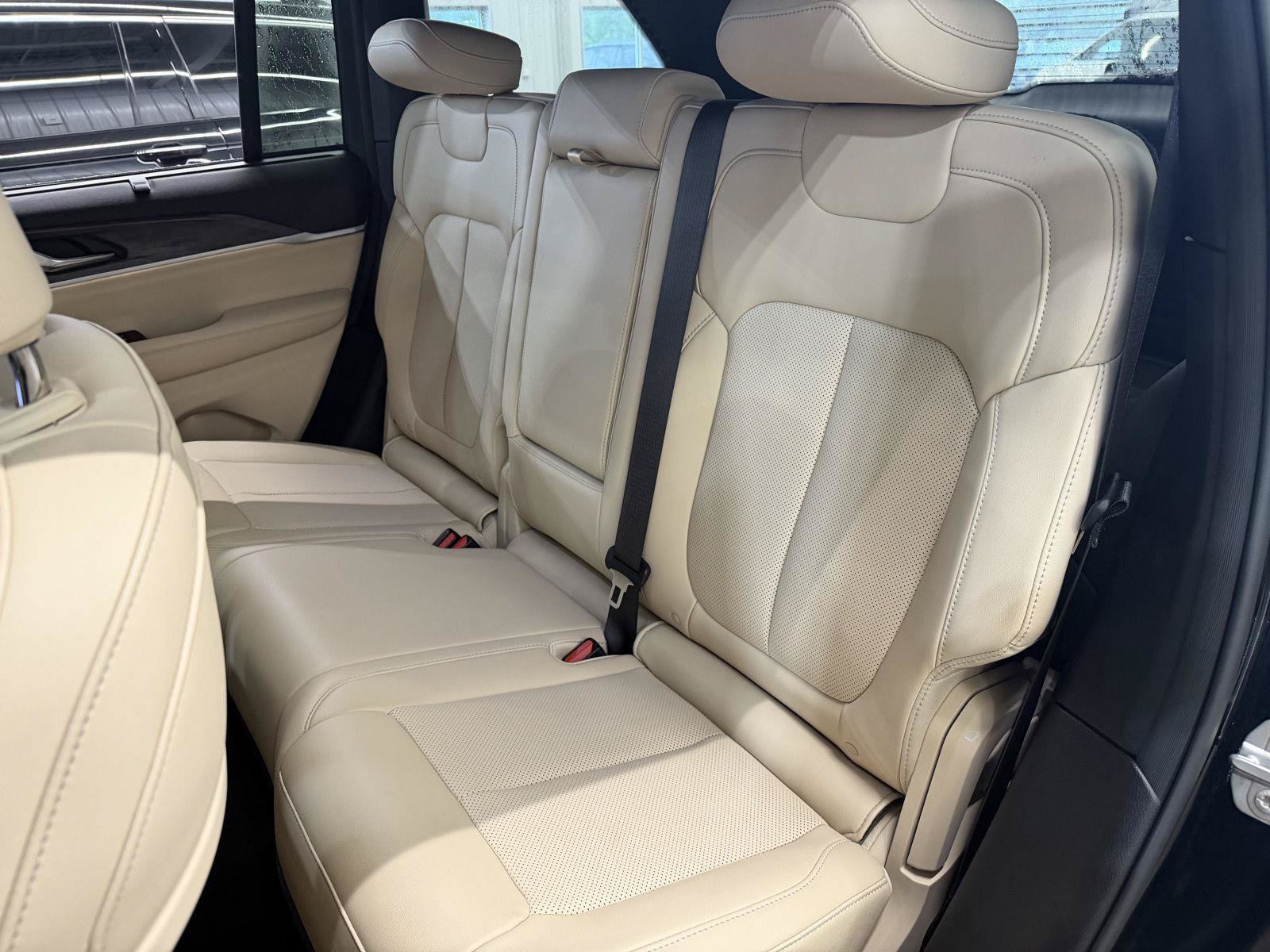 Certified 2024 Jeep Grand Cherokee Limited w/ Luxury Tech Group II AWD/4WD image 18