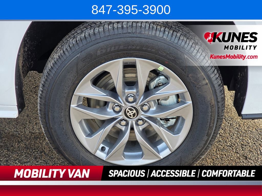 Used 2026 Toyota Sienna LE FWD image 9