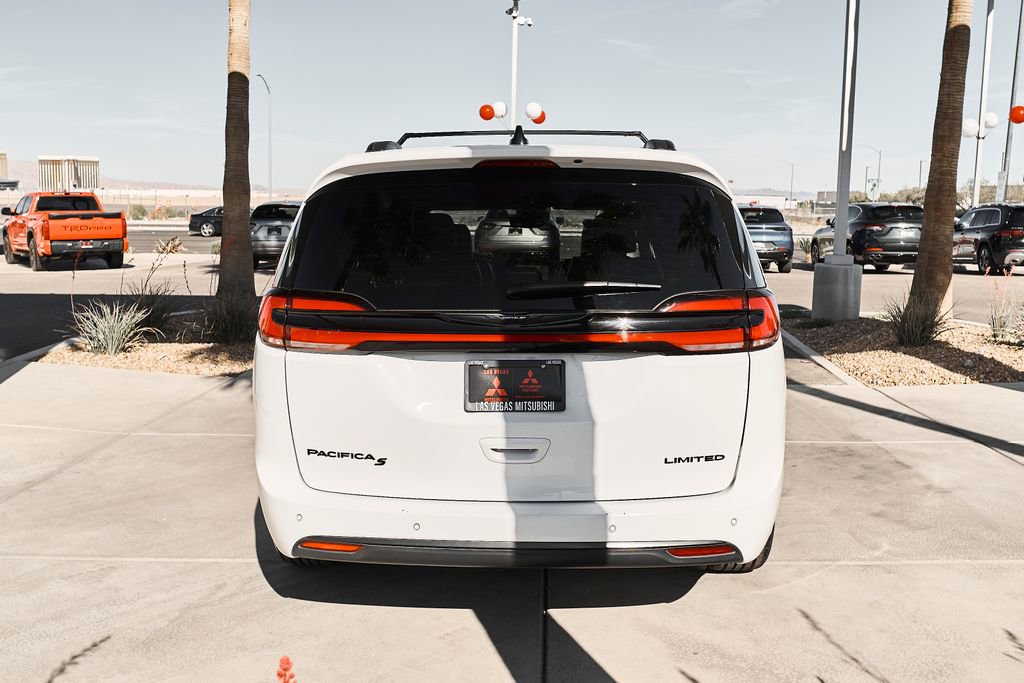 Used 2025 Chrysler Pacifica Limited image 7