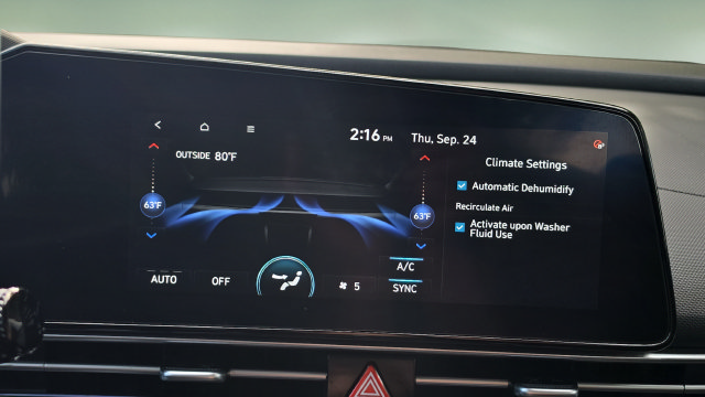 Used 2024 Hyundai Elantra SEL FWD image 25