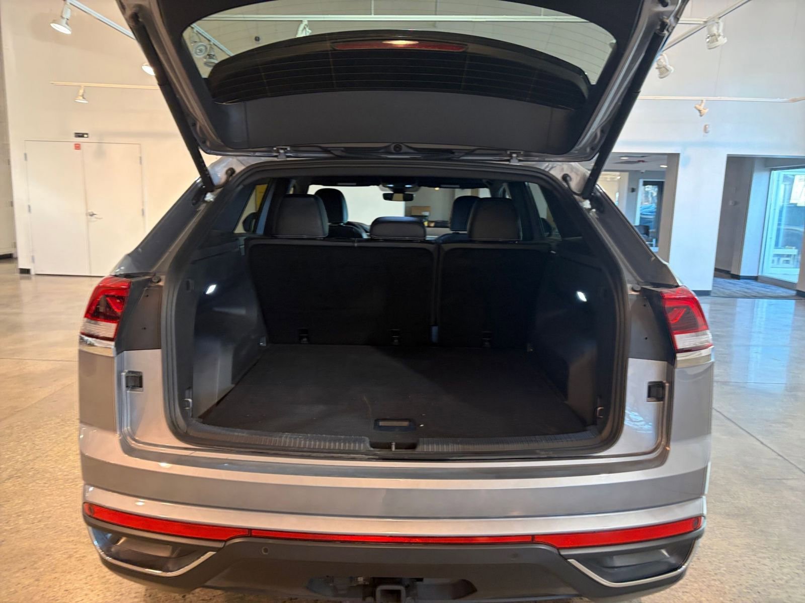 Used 2025 Volkswagen Atlas Cross Sport SE image 31