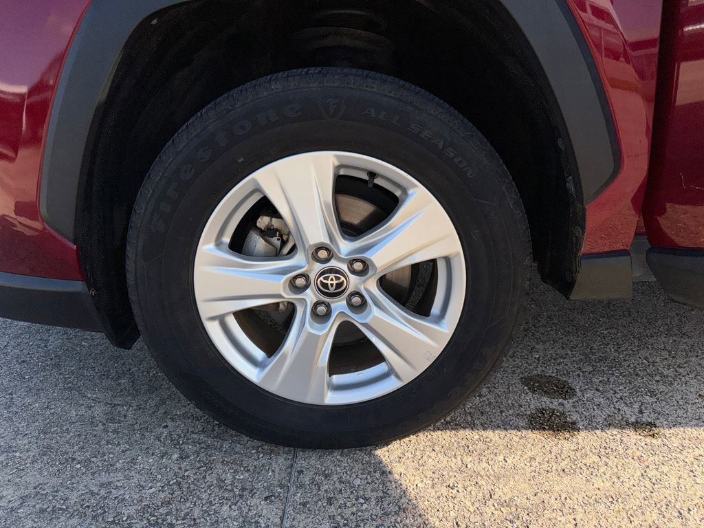 Used 2021 Toyota RAV4 XLE w/ Convenience Package FWD image 31