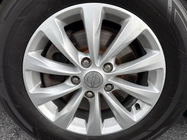 Used 2017 Chrysler Pacifica LX FWD image 8