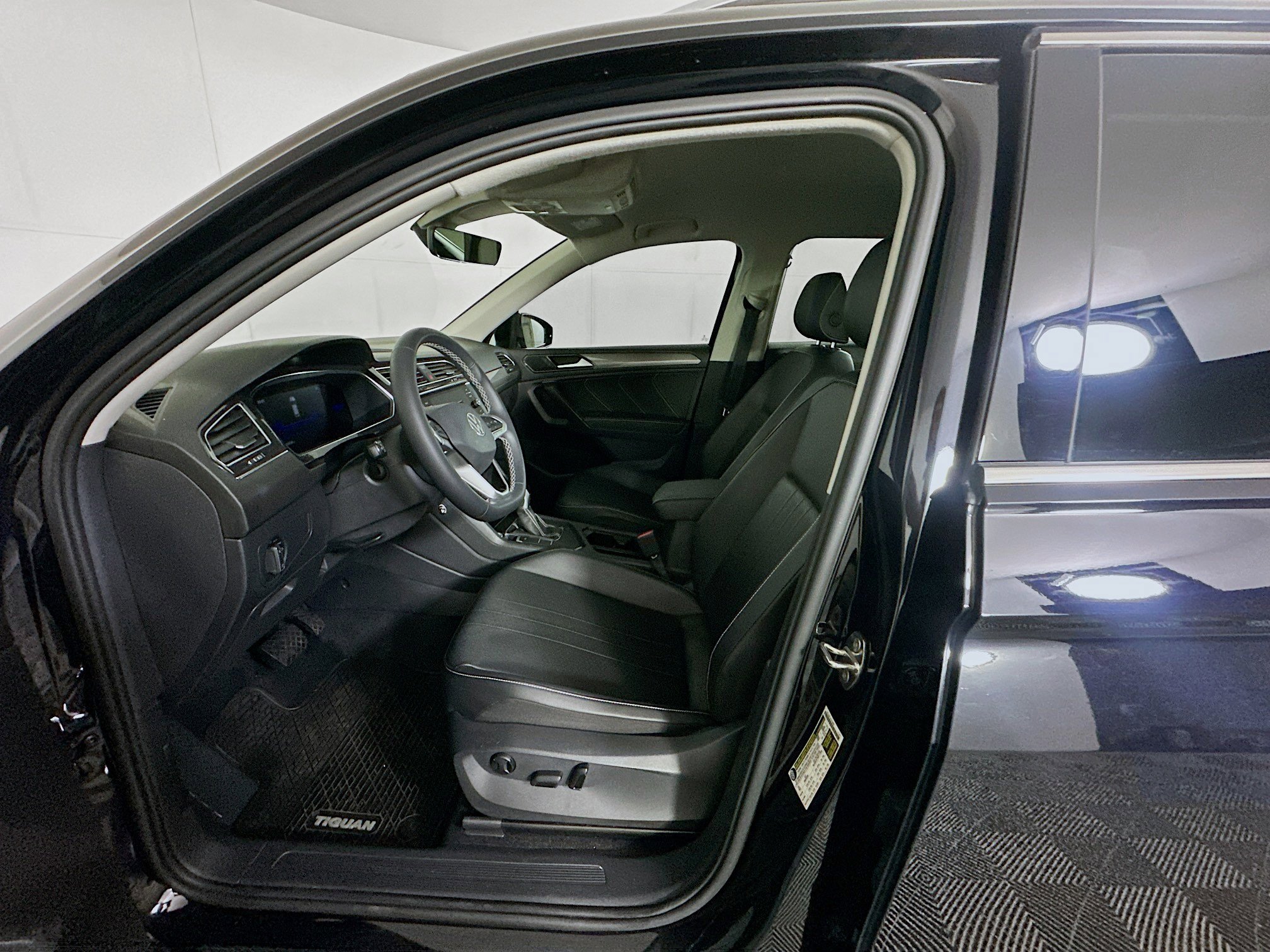 Used 2022 Volkswagen Tiguan SE image 13