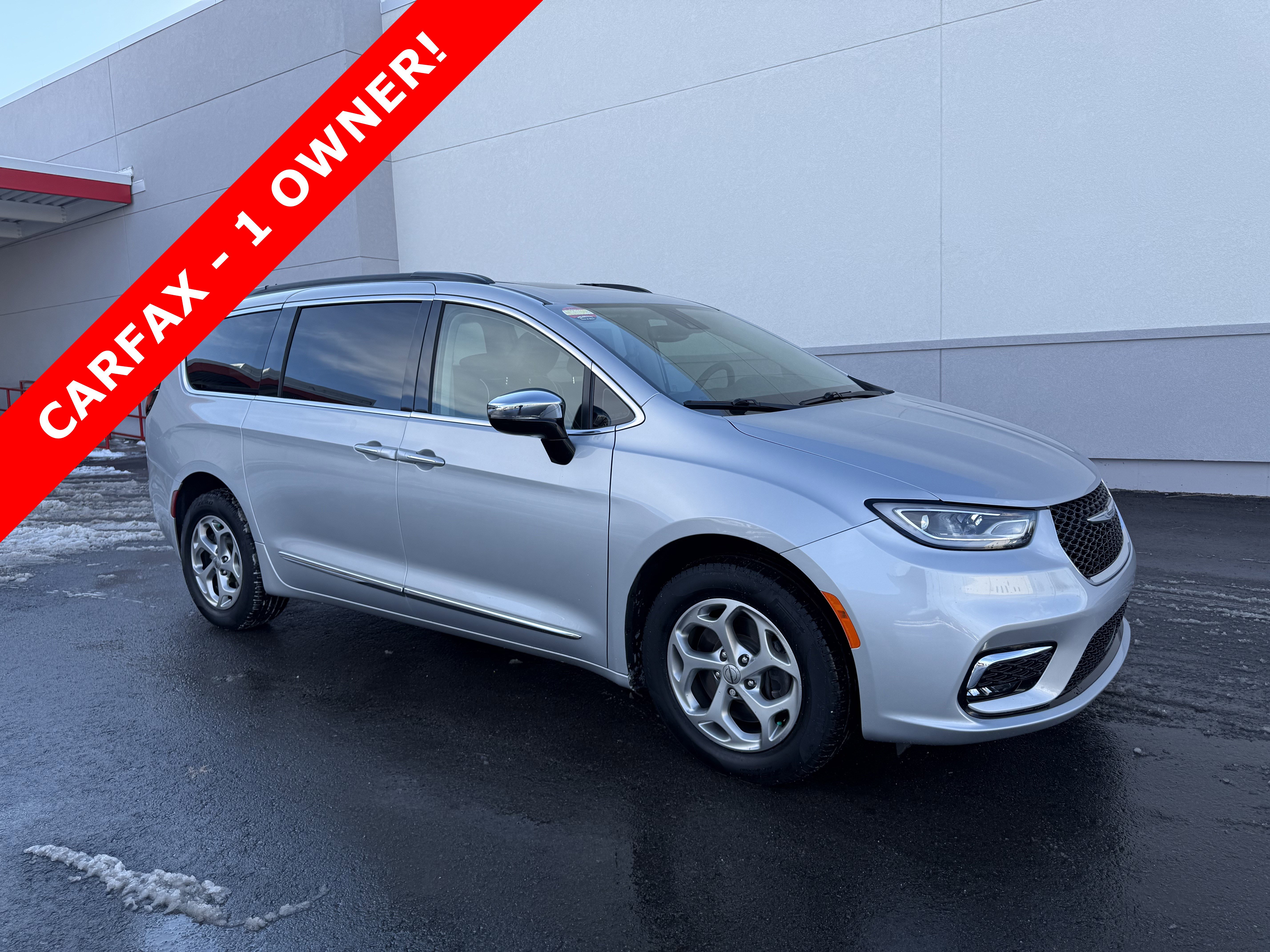 Used 2023 Chrysler Pacifica Limited image 2