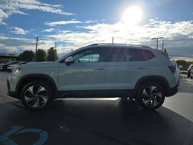 Used 2025 Volkswagen Taos SE AWD/4WD image 4