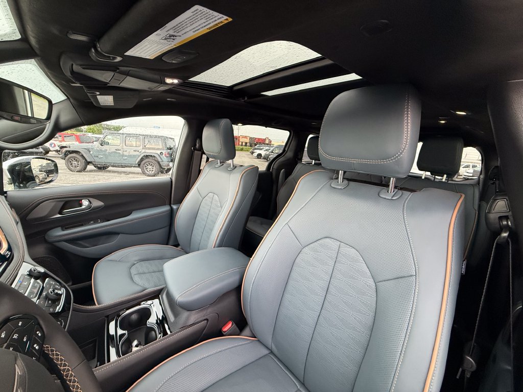 New 2027 Chrysler Pacifica Pinnacle w/ Theater Group FWD image 20
