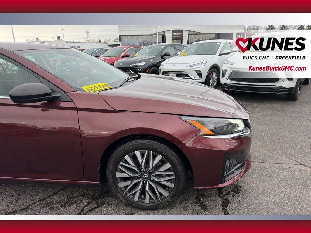 Used 2024 Nissan Altima 2.5 SV FWD image 14