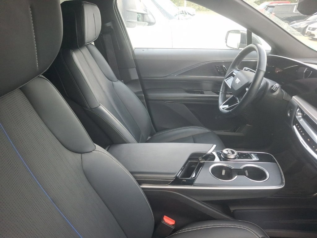 Certified 2024 Cadillac Lyriq Luxury AWD/4WD image 13