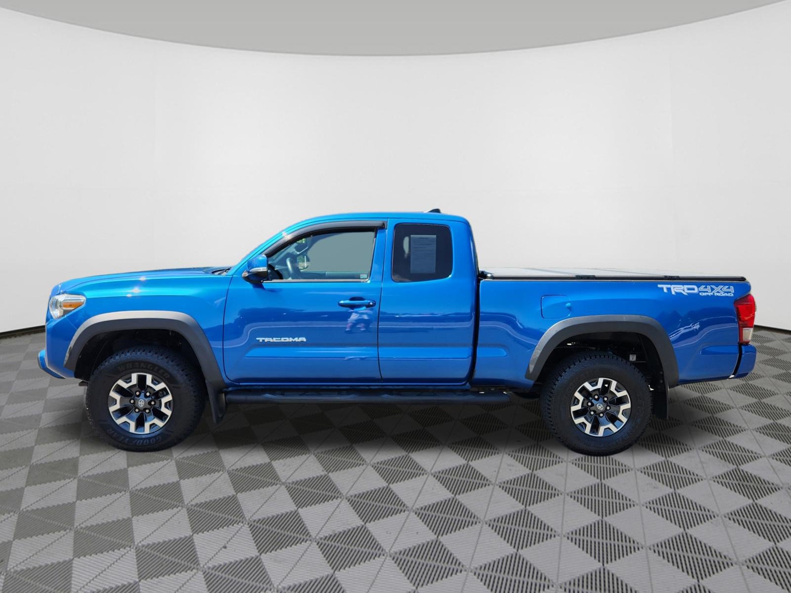 Used 2016 Toyota Tacoma TRD Off-Road w/ Premium & Technology Package AWD/4WD image 5
