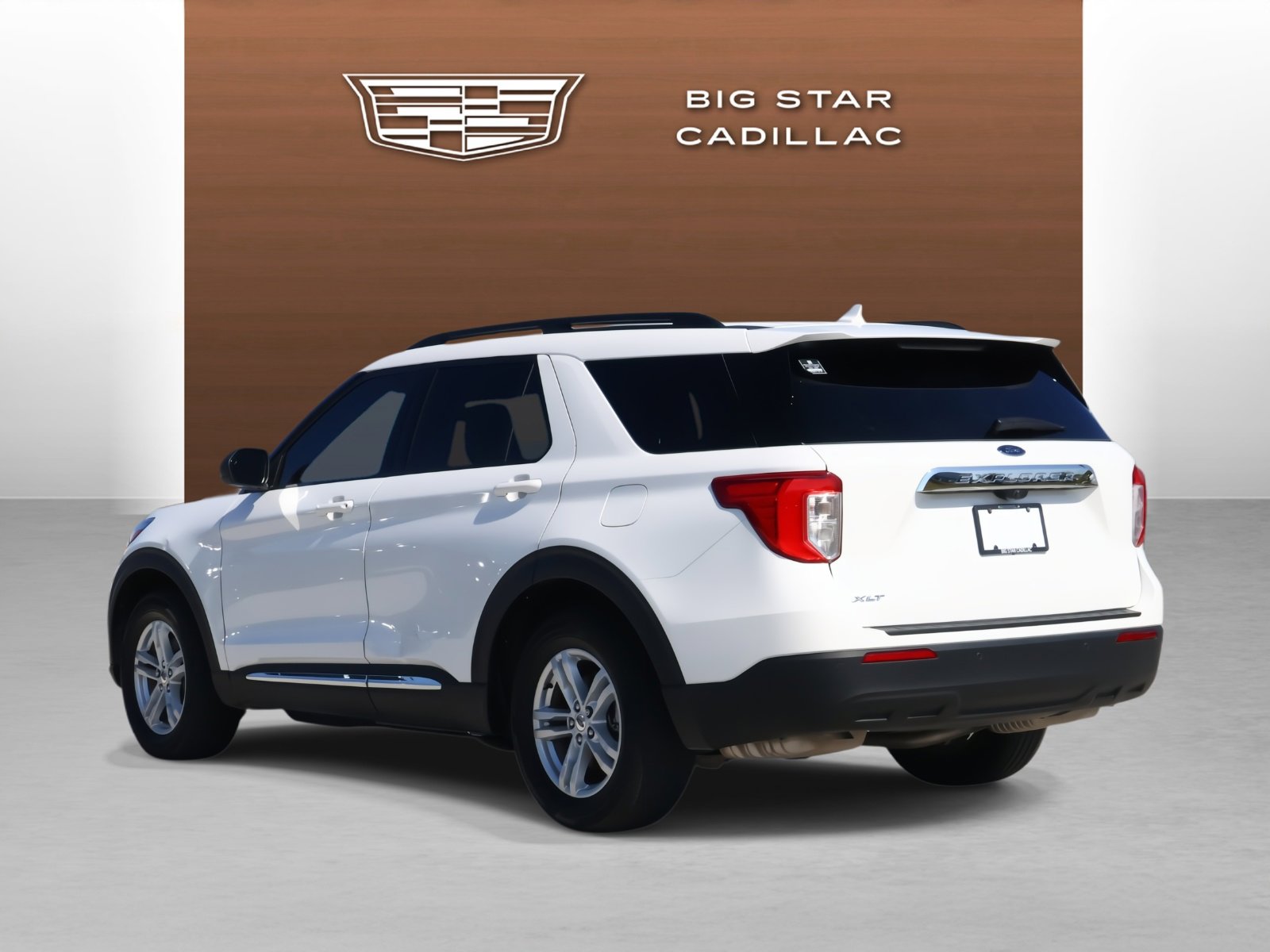 Used 2023 Ford Explorer XLT image 3