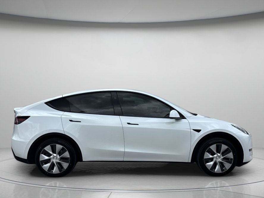 Used 2024 Tesla Model Y 2WD image 2