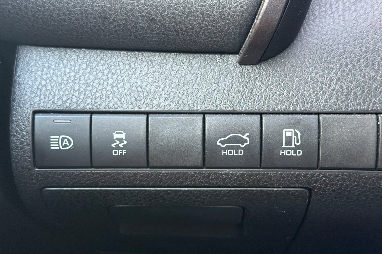 Used 2020 Toyota Camry LE w/ Carpet Mat Package FWD image 33