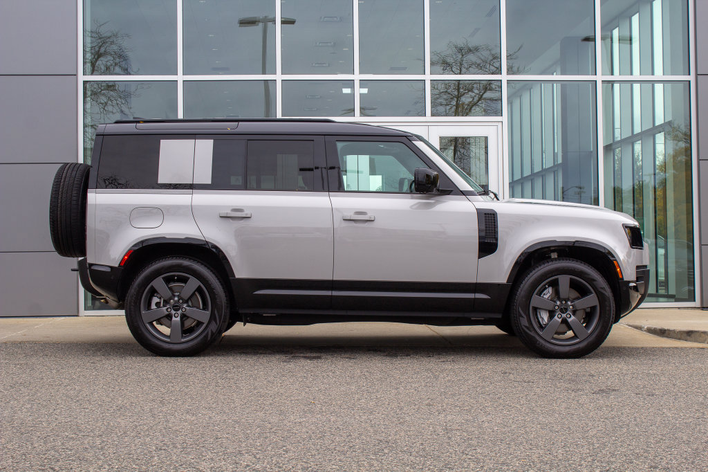 Used 2026 Land Rover Defender 110 X-Dynamic SE AWD/4WD image 4