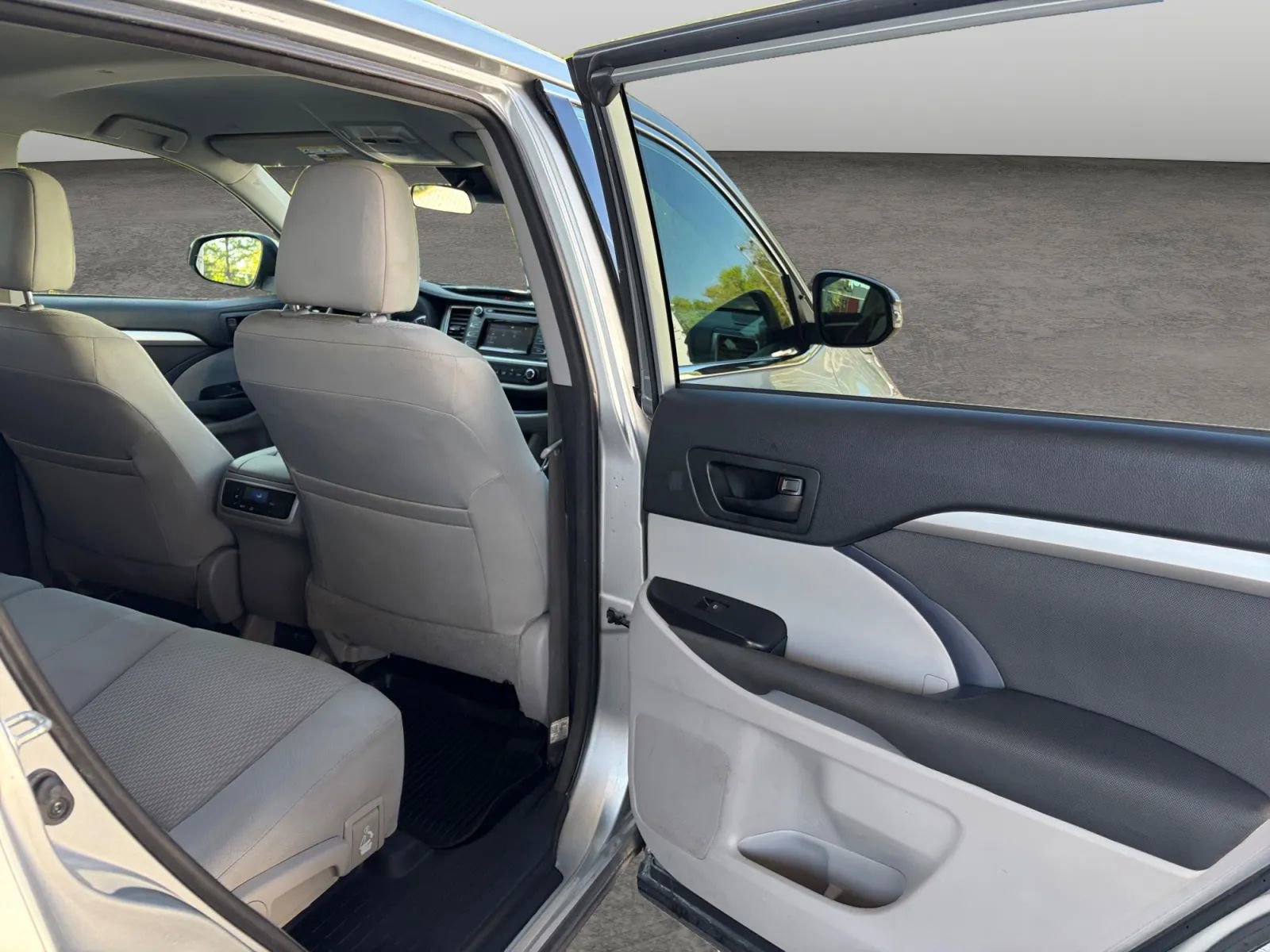 Used 2018 Toyota Highlander LE AWD/4WD image 18