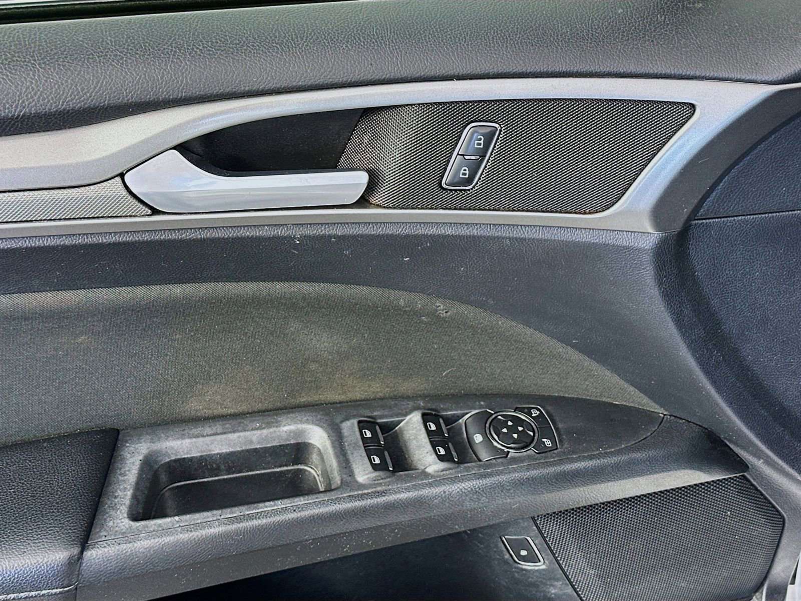 Used 2019 Ford Fusion SE FWD image 18