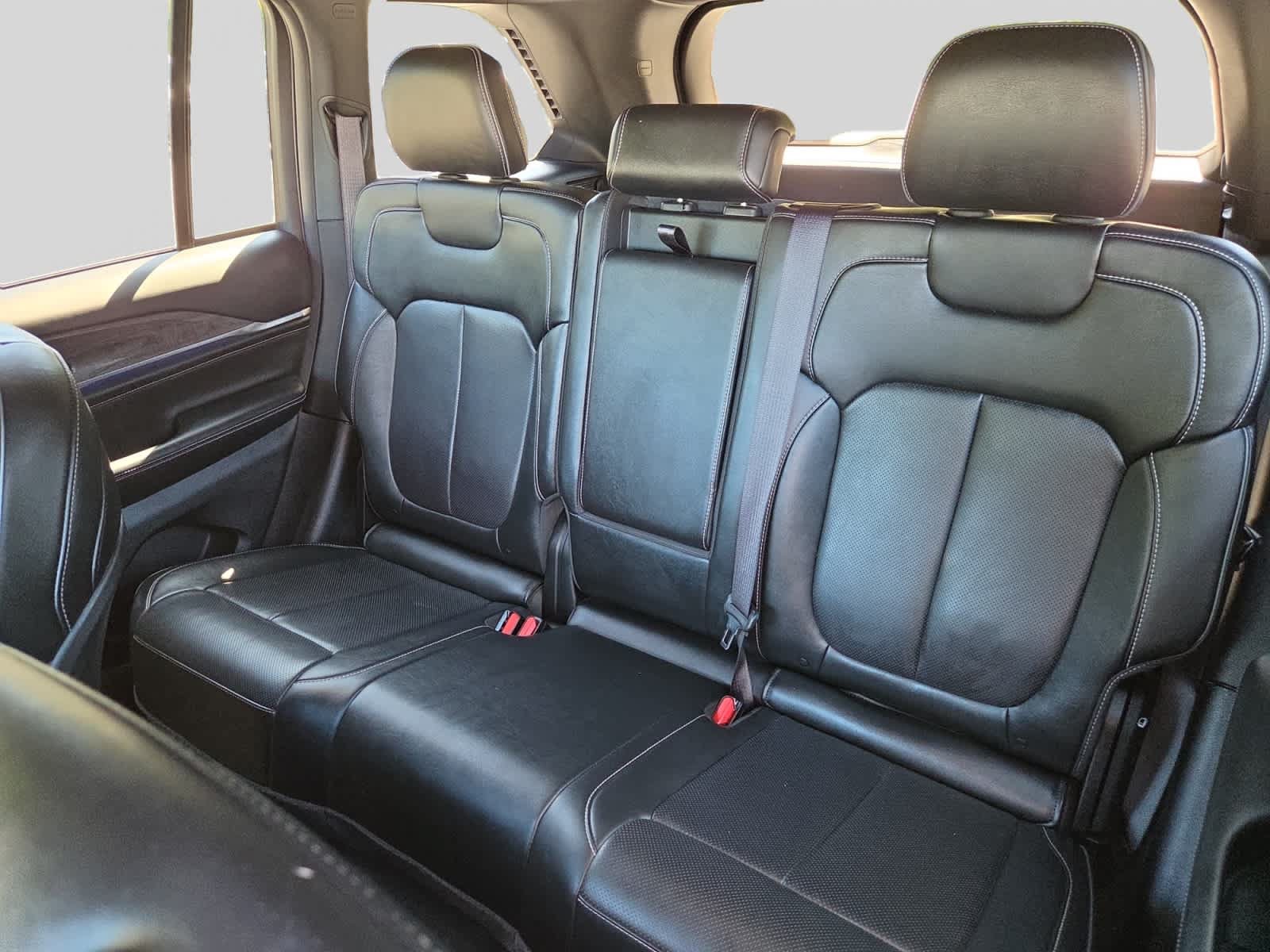 Used 2023 Jeep Grand Cherokee Overland AWD/4WD image 18