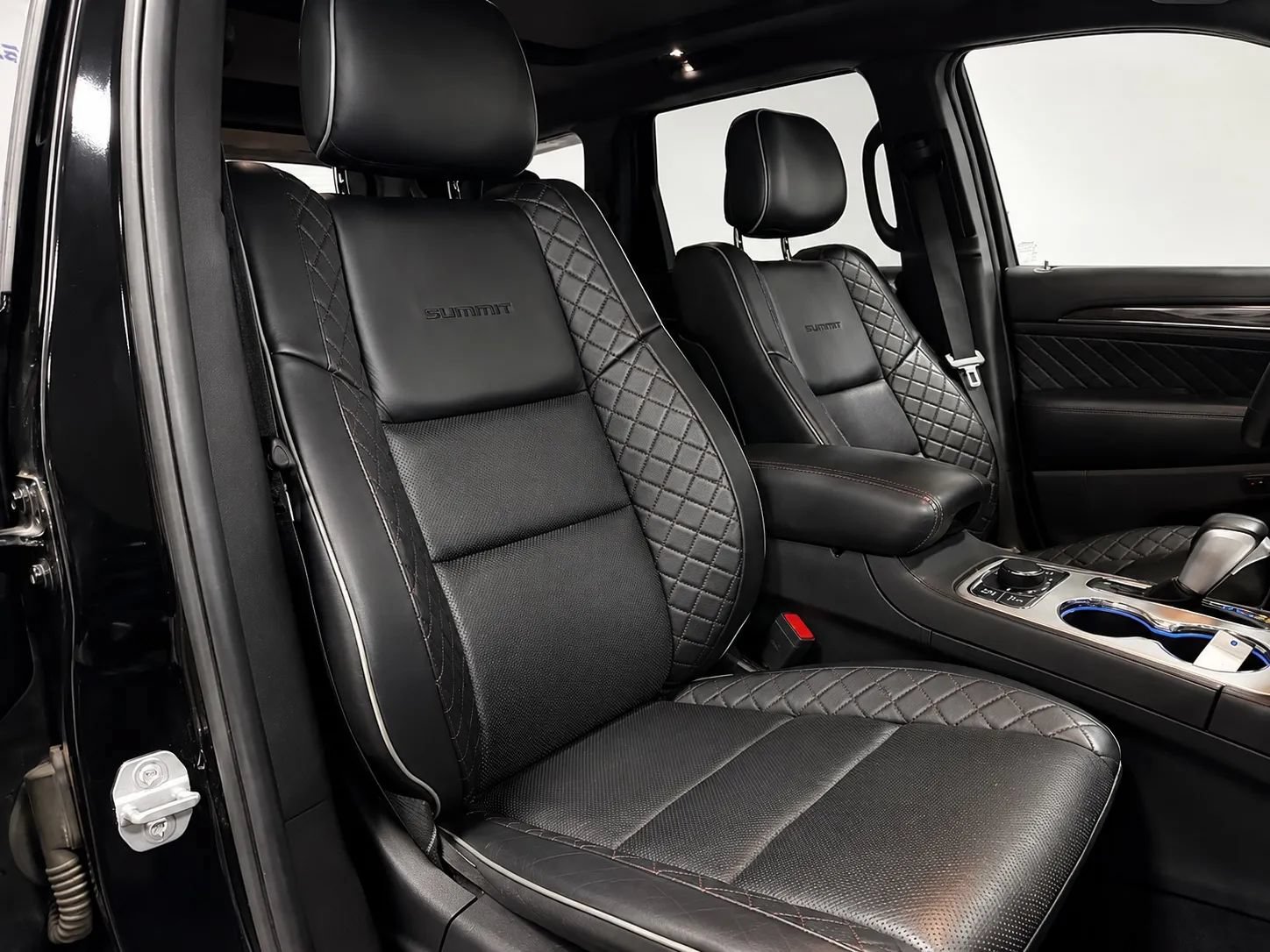 Used 2019 Jeep Grand Cherokee Summit AWD/4WD image 25