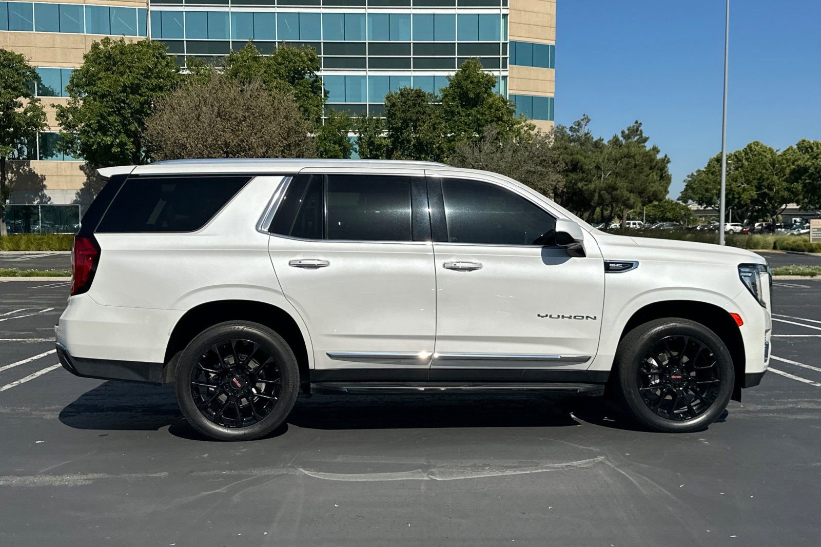 Used 2023 GMC Yukon SLT AWD/4WD image 3