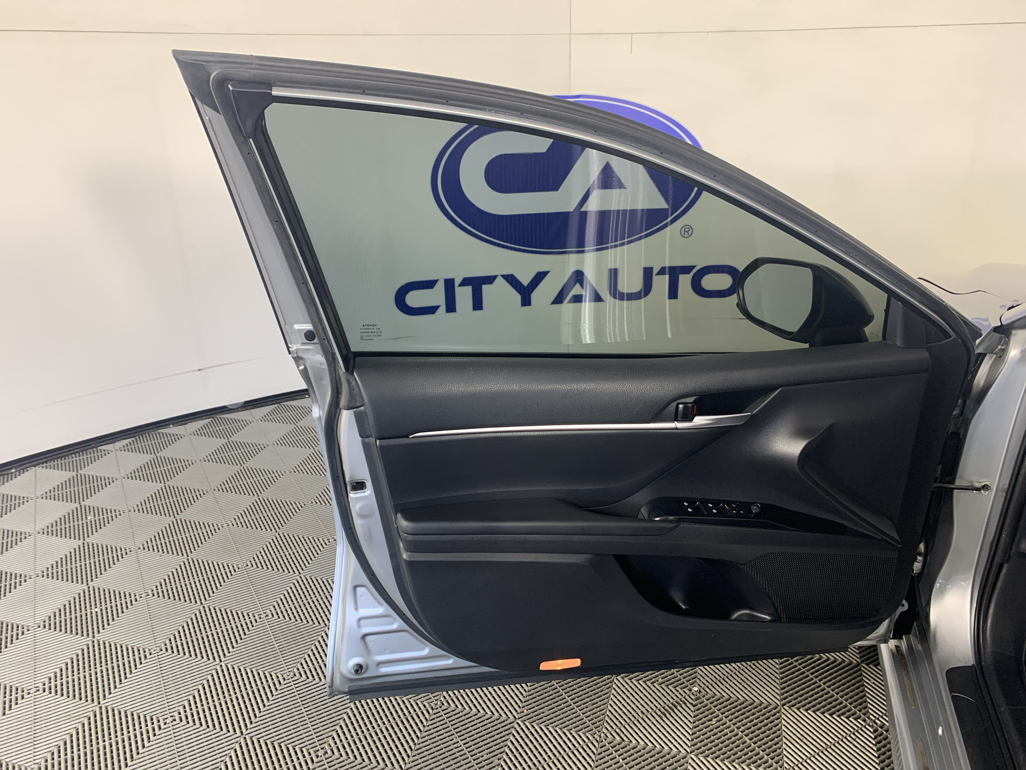 Used 2018 Toyota Camry SE FWD image 13