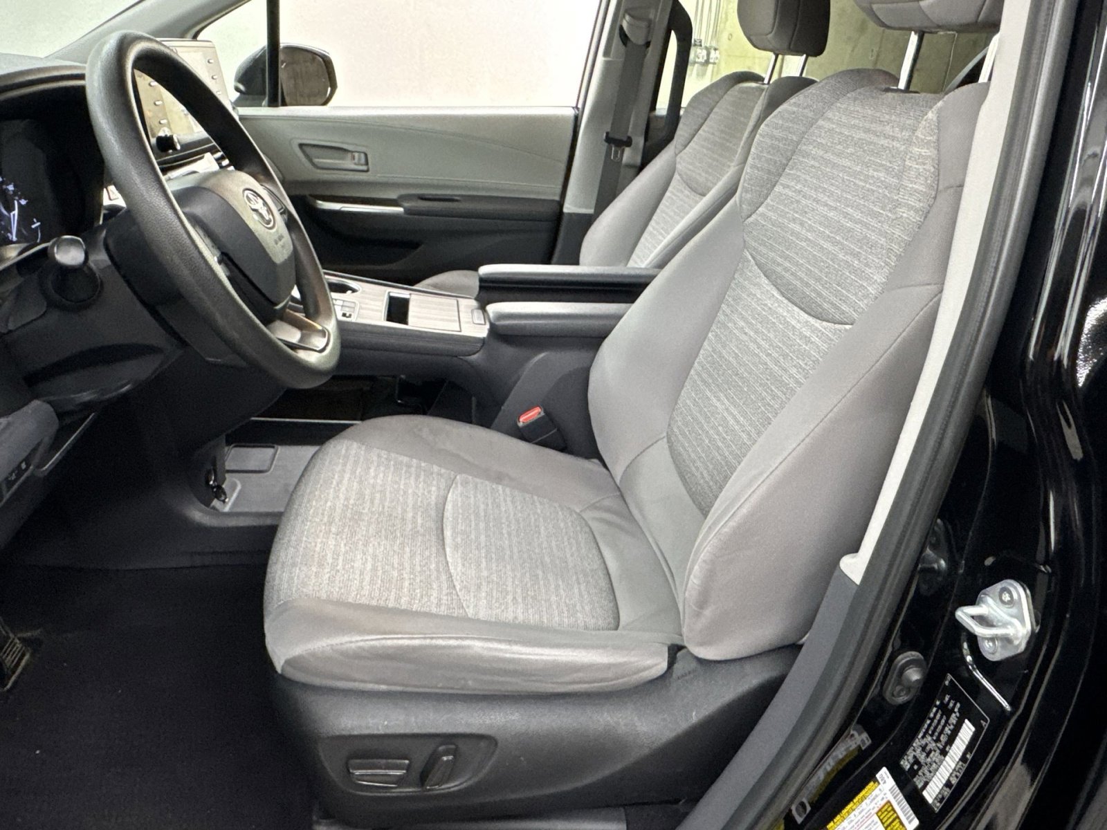 Used 2023 Toyota Sienna LE FWD image 16