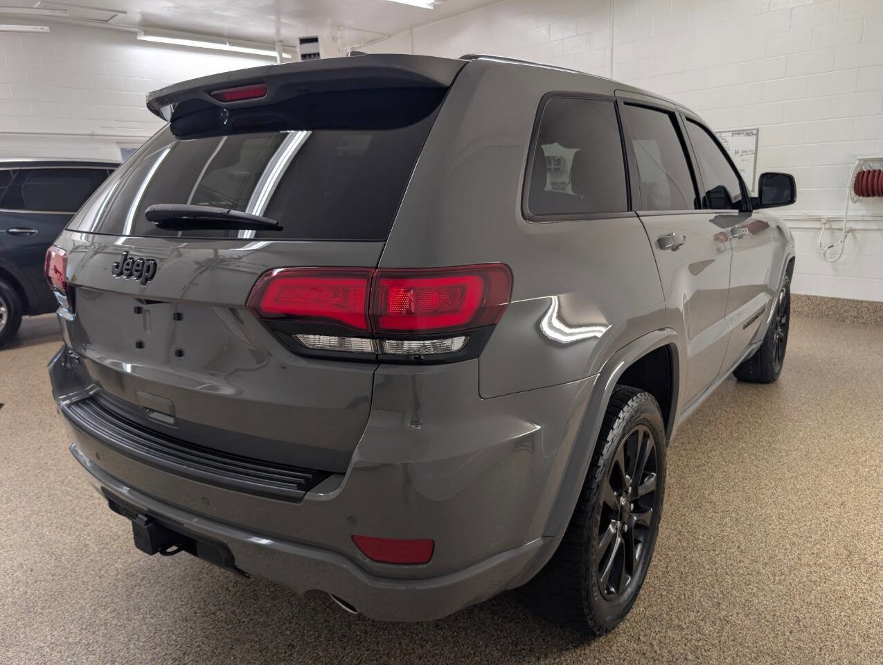Used 2022 Jeep Grand Cherokee Altitude AWD/4WD image 4