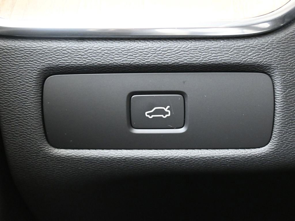 New 2026 Volvo XC60 B5 Plus w/ Protection Package Premier image 24