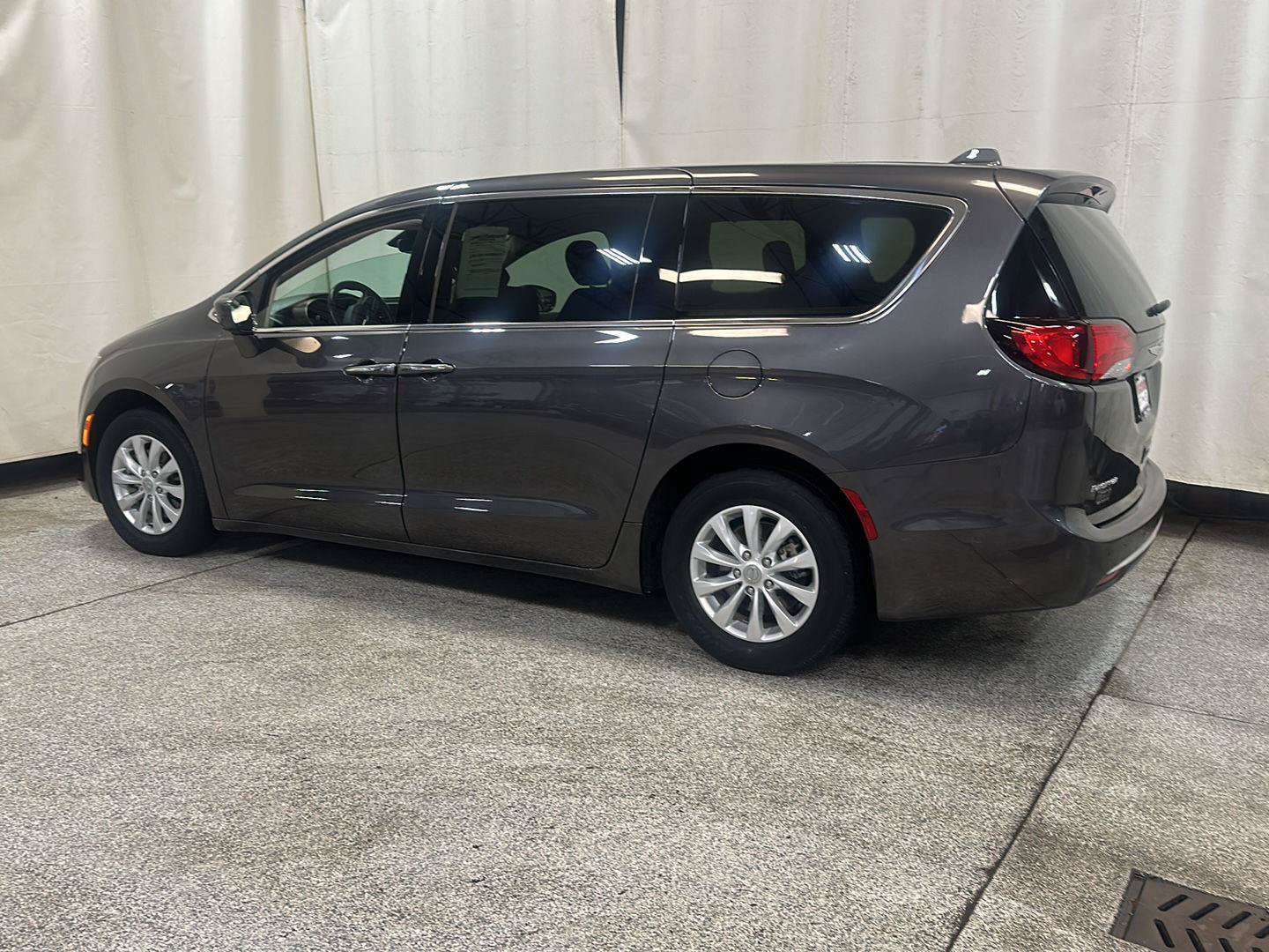 Used 2019 Chrysler Pacifica Touring Plus w/ Advanced Safetytec Group FWD image 3