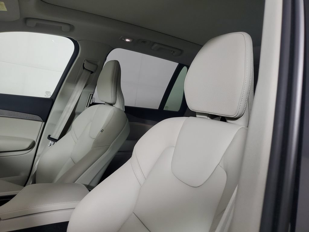 Certified 2025 Volvo XC90 B5 Plus w/ Protection Package AWD/4WD image 24
