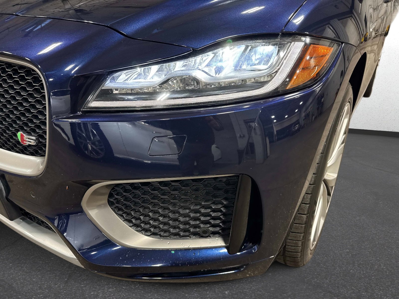 Used 2018 Jaguar F-PACE S image 9