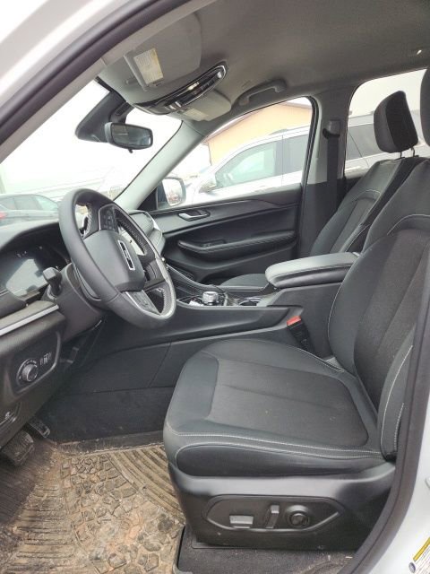 Used 2023 Jeep Grand Cherokee Laredo image 11