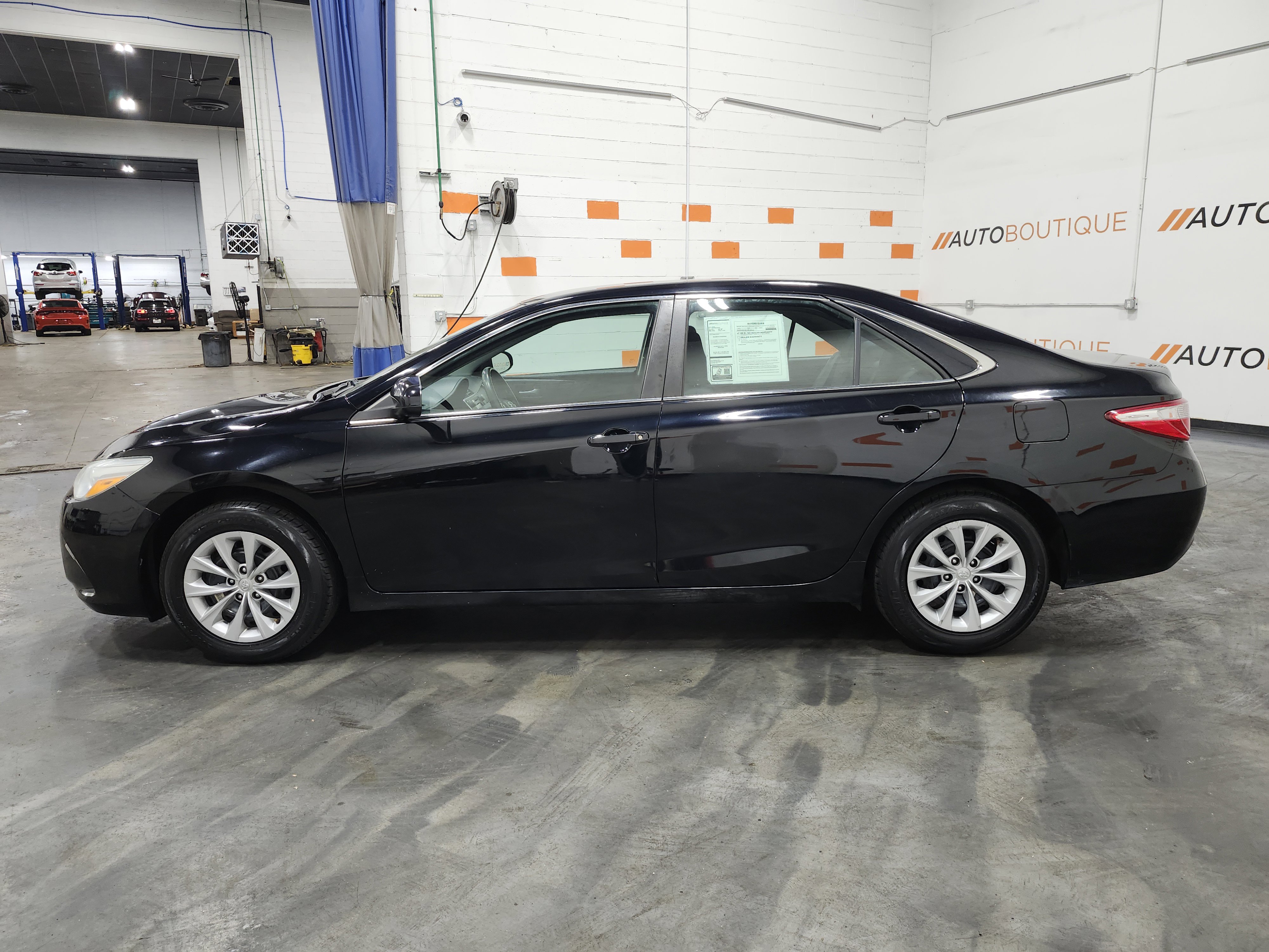 Used 2015 Toyota Camry LE image 12