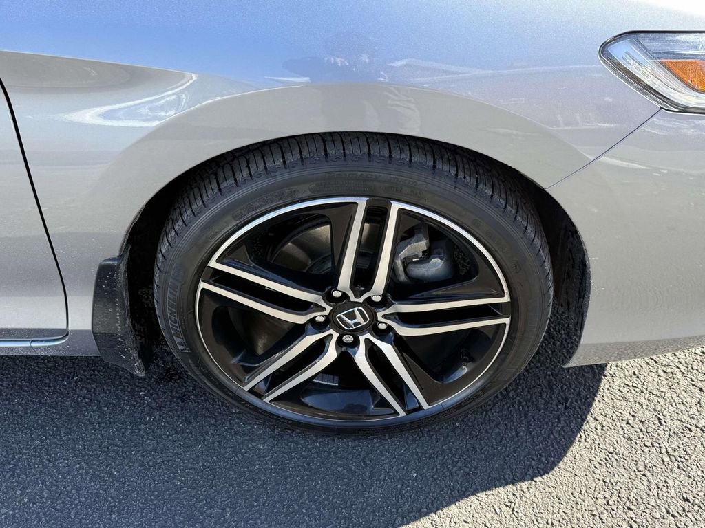 Used 2017 Honda Accord Touring image 7