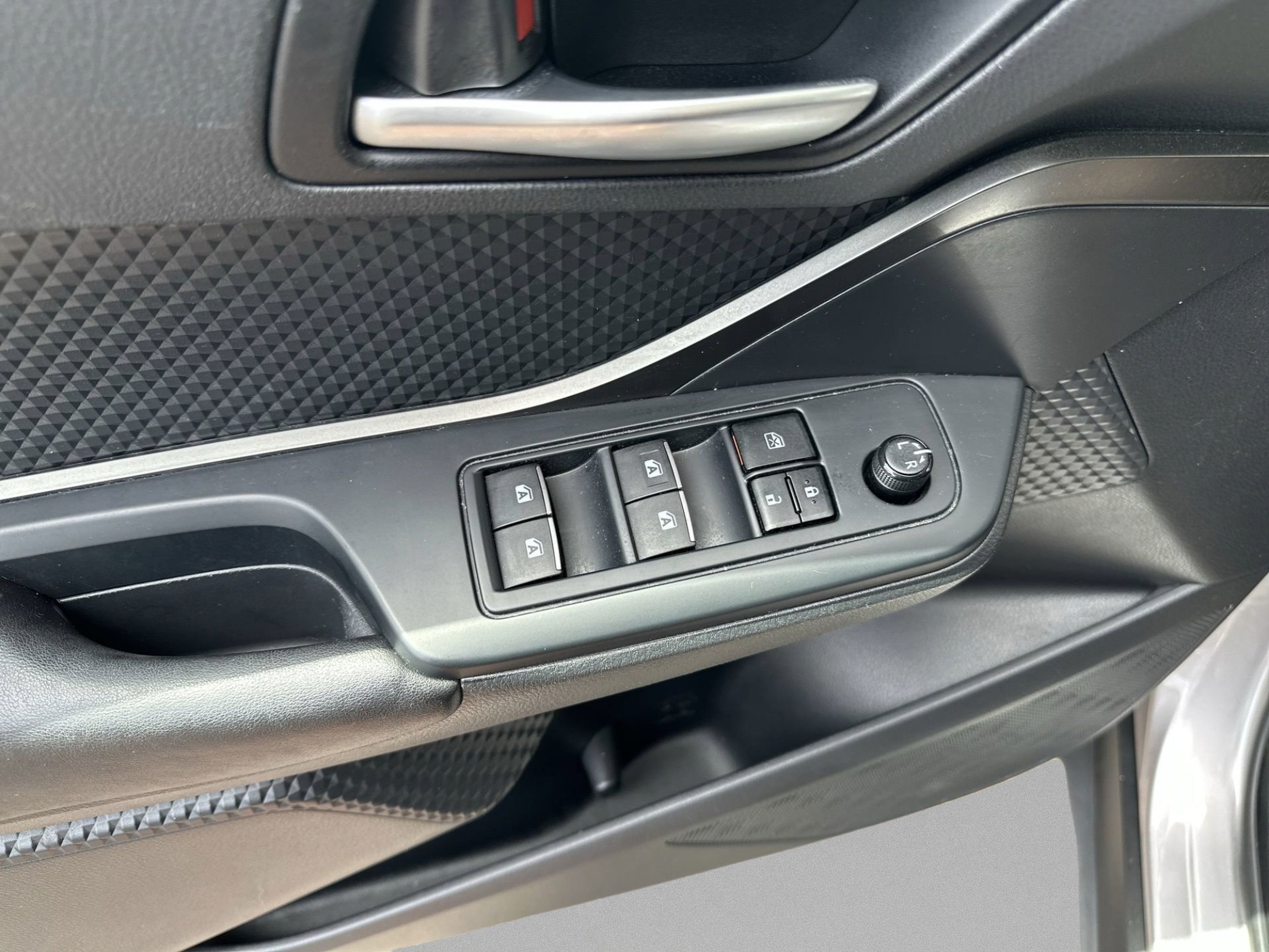 Used 2018 Toyota C-HR XLE FWD image 15